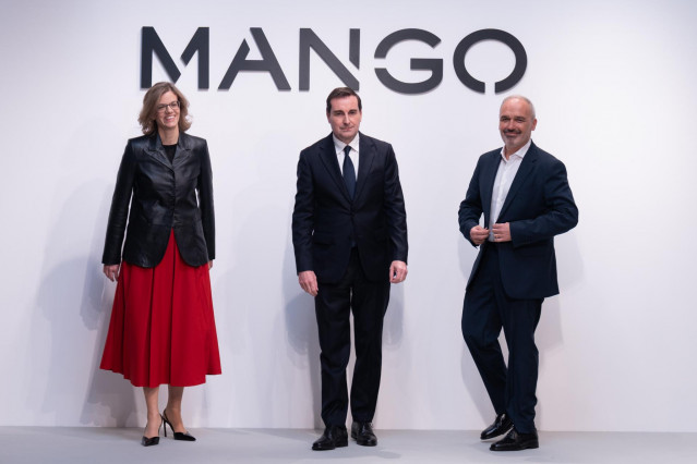 Archivo - (I-D) La directora financiera de Mango, Margarita Salvans; el presidente y consejero delegado de Mango, Toni Ruiz y el director de Expansión y Franquicias, Daniel López, durante la presentación de resultados 2024, en la sede de Mango