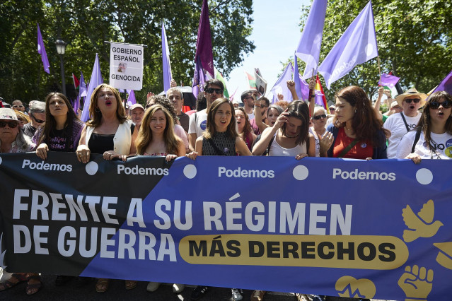 La líder de Podemos, Ione Belarra (4i); la eurodiputada morada, Irene Montero (5i) y la portavoz de Podemos, Isabel Serra (1d), durante una manifestación contra el rearme y la militarización desde Atocha a Sol, a 7 de junio de 2025, en Madrid (España).