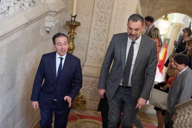 El ministro de Asuntos Exteriores, UE y Cooperación, José Manuel Albares, y su homólogo de Bosnia y Herzegovina, Elmedin Konakovic, durante su encuentro en Madrid