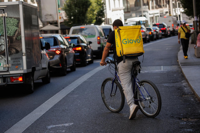 Archivo - Un repartidor de Glovo en bicicleta por una calle del centro de Madrid, a 21 de septiembre de 2022, en Madrid (España).