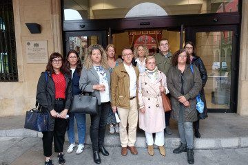 Representantes del Comité de Empresa de Duro Felguera a la entrada del Ayuntamiento de Gijón. (Archivo)