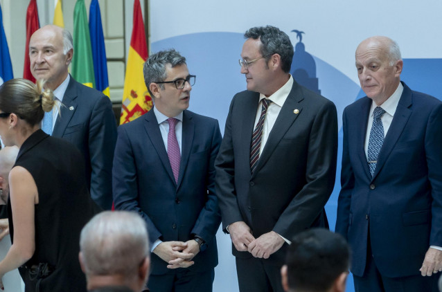 El Fiscal General del Estado, Álvaro García Ortiz (2d) y el ministro de la Presidencia, Justicia y Relaciones con las Cortes, Félix Bolaños (2i), conversan durante la ceremonia de bienvenida a los participantes en la 32ª Asamblea General Ordinaria de la A
