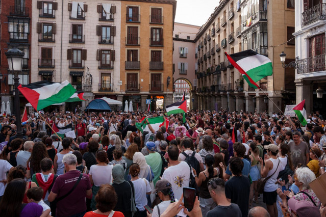 Decenas de personas durante una concentración para exigir la liberación de los activistas de la ‘Flotilla de la Libertad’, frente al Ministerio de Asuntos Exteriores, a 9 de junio de 2025, en Madrid (España). La concentración está convocada por Rumbo a Ga