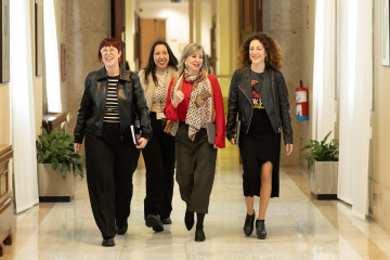 Archivo - La portavoz de Compromís, Águeda Micó (1i); la portavoz de Sumar en el Congreso, Verónica Martínez (c) y la diputada Aina Vidal (1d), llegan a una reunión en el Congreso de los Diputad