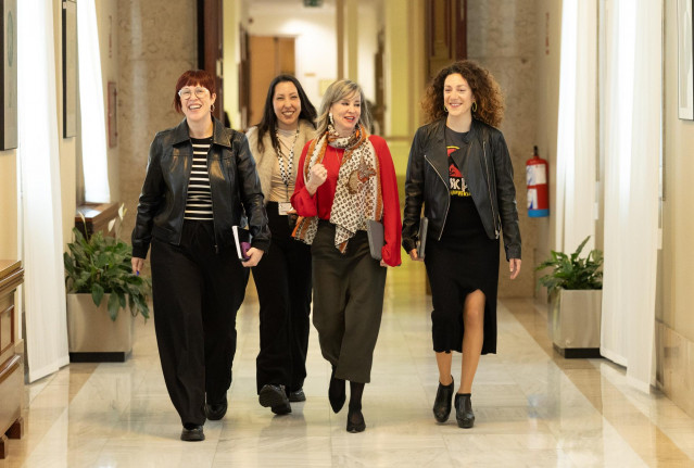 Archivo - La portavoz de Compromís, Águeda Micó (1i); la portavoz de Sumar en el Congreso, Verónica Martínez (c) y la diputada Aina Vidal (1d), llegan a una reunión en el Congreso de los Diputados, a 18 de marzo de 2025, en Madrid (España).