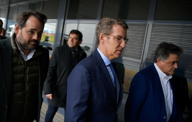 Archivo - El presidente del PP, Alberto Núñez Feijóo, en su visita a la localidad ciudadrealeña de Daimiel