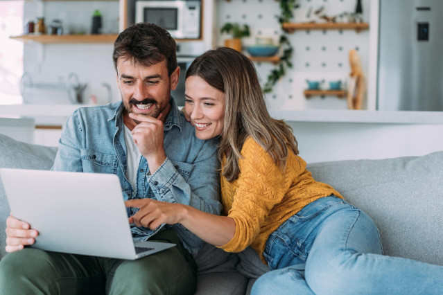 Archivo - Pareja comprando 'online'