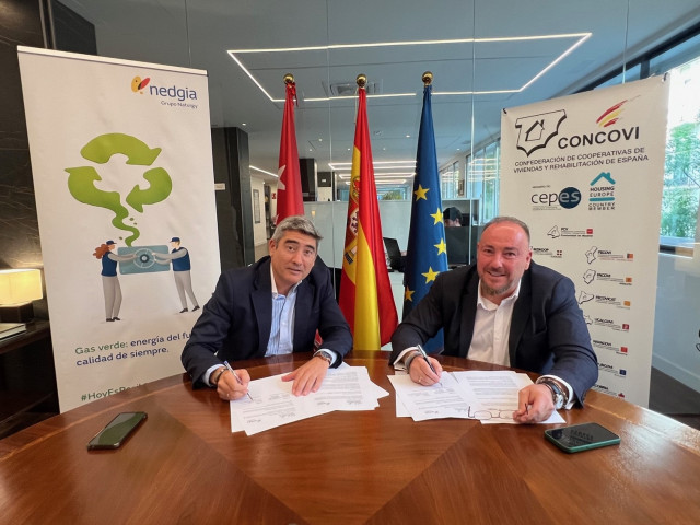 En la fotografía, desde la izquierda, Francisco Torres, responsable de Nueva Edificación de Nedgia, y Juan Casares, presidente de la Confederación de Cooperativas de Vivienda y Rehabilitación de España (Concovi).