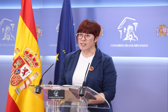 La portavoz de Compromís en el Congreso, Águeda Micó, durante una rueda de prensa anterior a la Junta de Portavoces, en el Congreso de los Diputados, a 27 de mayo de 2025, en Madrid (España).