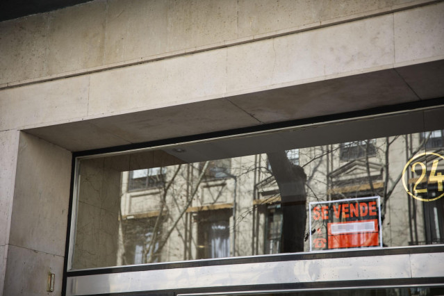 Archivo - Cartel de se vende en un edificio del barrio de Almagro, en Madrid (España)