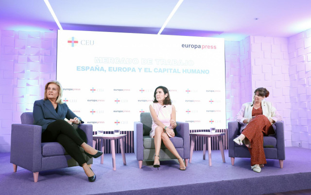 La presidenta de la Fundación CEOE, Fátima Báñez (D), y la Consejera de Empleo, Empresa y Trabajo Autónomo de la Junta de Andalucía, Rocío Blanco (C), durante el Encuentro Informativo ‘Mercado de trabajo: España, Europa y el capital humano’.