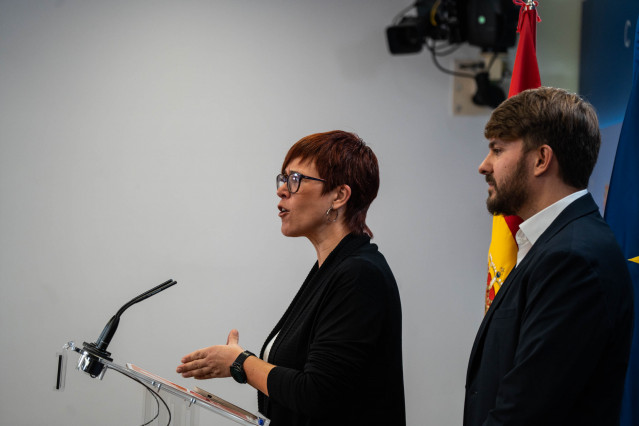 Archivo - La portavoz de Compromís en el Congreso, Àgueda Micó y el diputado de Compromís-Sumar en el Congreso, Alberto Ibáñez, ofrecen una rueda de prensa