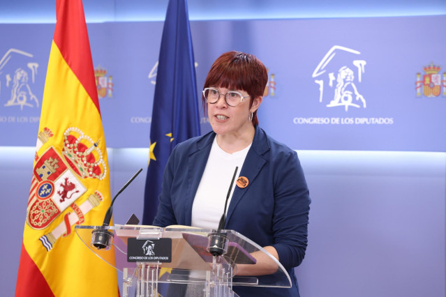 La portavoz de Compromís en el Congreso, Águeda Micó, durante una rueda de prensa anterior a la Junta de Portavoces, en el Congreso de los Diputados, a 27 de mayo de 2025, en Madrid (España).