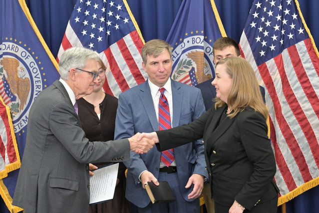La nueva vicepresidenta del área de supervisión de la Fed, Michelle Bowman, durante la toma de posesión del cargo junto al presidente de la Fed, Jerome Powell.