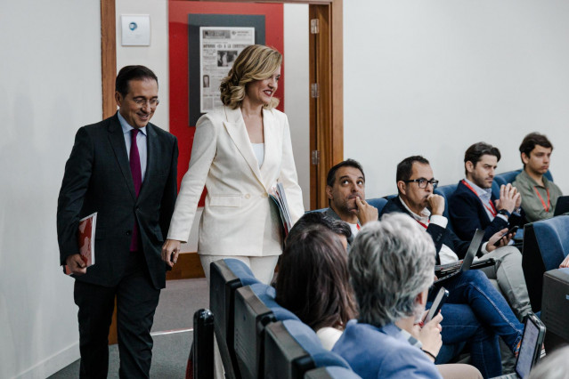 La ministra Portavoz,, Pilar Alegría y el ministro de Asuntos Exteriores, Unión Europea y Cooperación, José Manuel Albares, llegan a una rueda de prensa posterior a la reunión del Consejo de Ministros en el Palacio de La Moncloa,