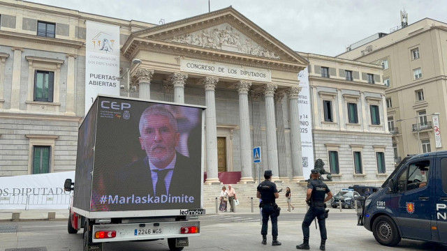 El sindicato CEP pide la dimisión de Marlaska en una protesta con una furgoneta circulando cerca del Congreso