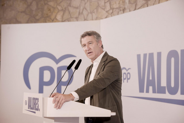 El presidente del Partido Popular, Alberto Núñez Feijóo, interviene durante un acto con la militancia del PP, en el Restaurante Juan XXIII, a 10 de junio de 2025, en Alicante, Comunidad Valenciana (España). La comida de la militancia del PP es organizada
