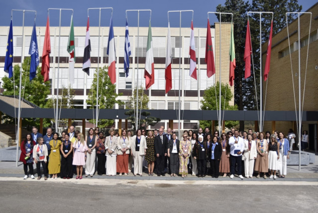 Foto de familia en el Simposio Internacional Empoderamiento de las mujeres a través de la innovación en los sistemas agroalimentarios del Mediterráneo, en Zaragoza.