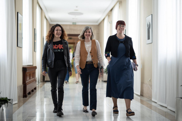 (I-D) Las diputadas de Sumar Aina Calvo, Verónica Martínez y Águeda Micó a su llegada a una reunión de la Junta de Portavoces, en el Congreso de los Diputados, a 20 de mayo de 2025, en Madrid (España).
