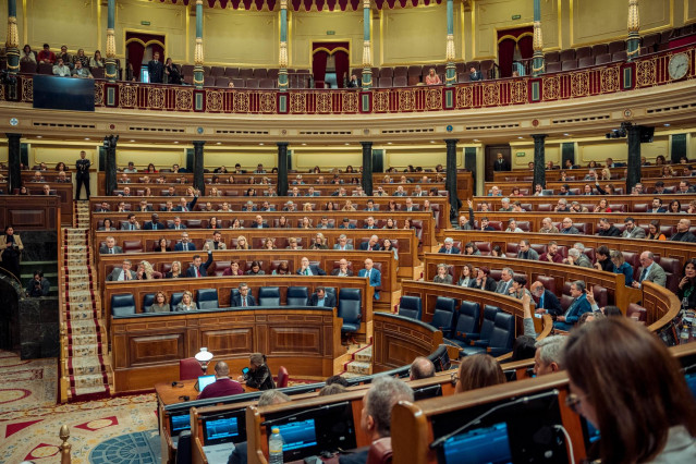 Archivo - Vista general de una sesión plenaria en el Congreso