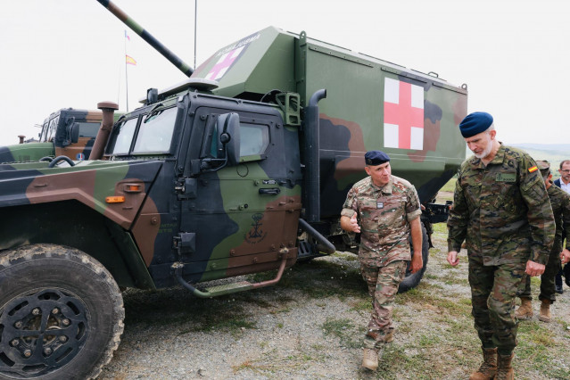 El Rey Felipe VI (d) visita la base de Cincu, en el marco del viaje a Rumanía y Eslovaquia para visitar a los contingentes españoles desplegados en ambos países, a 10 de junio de 2025.