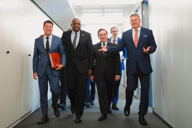 Archivo - El ministro principal de Gibraltar, Fabian Picardo; el ministro de Exteriores británico, David Lammy; el ministro de Exteriores español, José Manuel Albares; y el vicepresidente de la Comisión Europea Maros Sefcovic antes de su reunión en Brusel