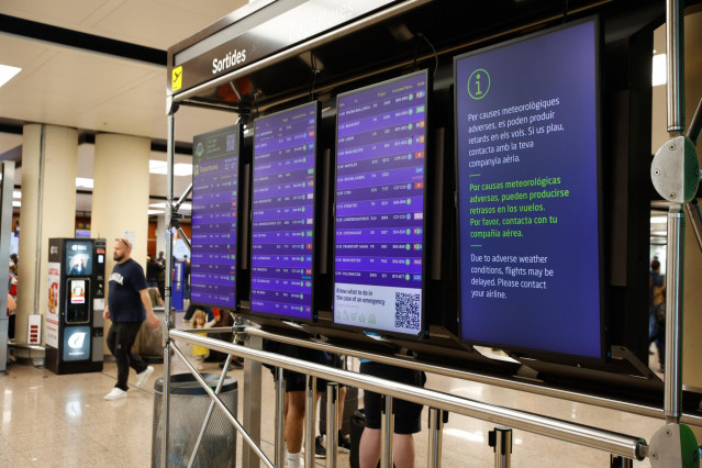 Archivo - Un panel informa de las causas meteorológicas que afectan a los vuelos del aeropuerto de Barcelona-El Prat, en la terminal T-2, a 4 de noviembre de 2024, en El Prat de Llobregat, Barcelona, Cataluña (España).