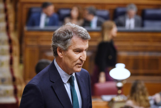 El lider de la oposición y presidente del PP, Alberto Núñez Feijóo, durante una sesión de control al Gobierno, en el Congreso de los Diputados, a 21 de mayo de 2025, en Madrid (España).