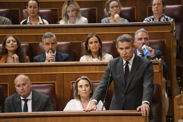 El presidente del Partido Popular, Alberto Núñez Feijóo, interviene durante una sesión de control al Gobierno, en el Congreso de los Diputados, a 11 de junio de 2025, en Madrid (España). El presidente del Gobierno asiste a su primera sesión de control en