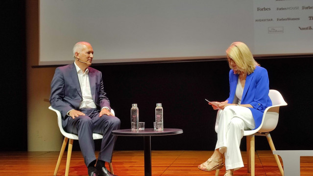El ceo interino de Seat y Cupra, Markus Haupt, y la directora de análisis económica de la Cámara de Barcelona, Carme Poveda.