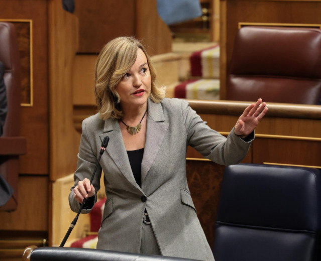 La ministra de Educación, Pilar Alegría, en la sesión de control