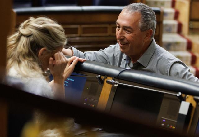 Archivo - La vicepresidenta segunda y ministra de Trabajo y Economía Social, Yolanda Díaz, y el síndic de Compromís, Joan Baldoví
