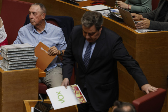 El presidente de Vox Valencia, José María Llanos (D), y el síndic de Compromís, Joan Baldoví (I)