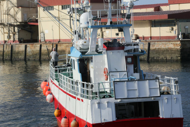 Archivo - Marineros en el Puerto de Burela, a 3 de octubre de 2022, en Burela, Lugo, Galicia (España). El Gobierno sopesa recurrir ante el Tribunal de Justicia de la Unión Europea (TJUE) la decisión de Bruselas de vetar la pesca de fondo en zonas marinas