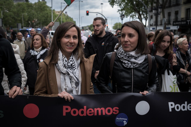 La eurodiputada de Podemos, Irene Montero (d) y la secretaria general de Podemos, Ione Belarra (i), durante la manifestación en conmemoración de la Nakba, a 15 de mayo de 2025, en Madrid (España).
