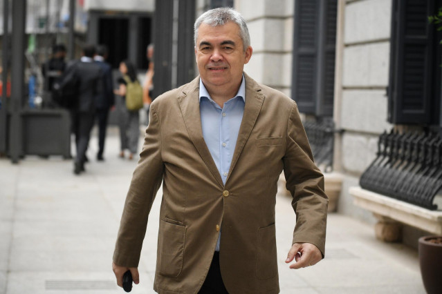 El secretario de organización del PSOE, Santos Cerdán, a su llegada a una sesión de control al Gobierno, en el Congreso de los Diputados, a 11 de junio de 2025, en Madrid (España).
