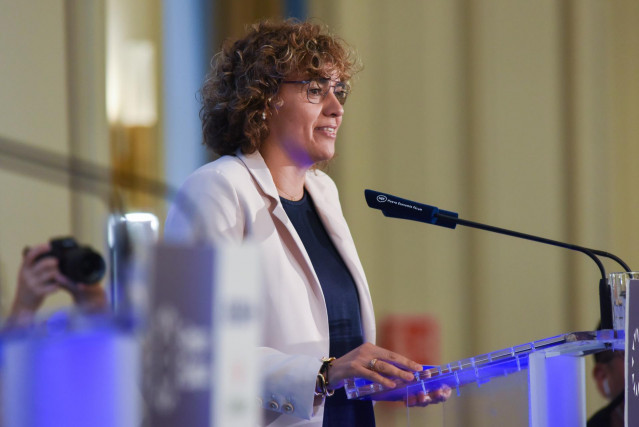 La secretaria general del PP y eurodiputada, Dolors Montserrat, presenta al secretario General del PP de la Comunidad de Madrid, durante su intervención en un Desayuno Informativo de Nueva Economía Fórum, en The Palace Hotel, a 4 de junio de 2025, en Madr