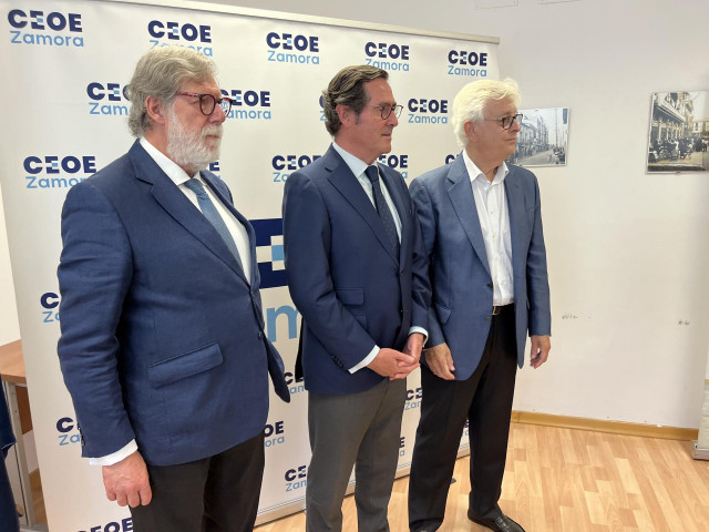 Garamendi en el centro, durante su visita a la patronal zamorana.