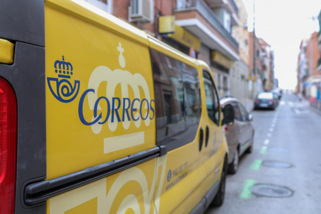 Archivo - Un camión de reparto postal el mismo día en que ha comenzado a reducirse el horario de apertura de la red de las 2.500 oficinas postales de Correos como contención al coronavirus, en Madrid (España), a 16 de marzo de 2020.