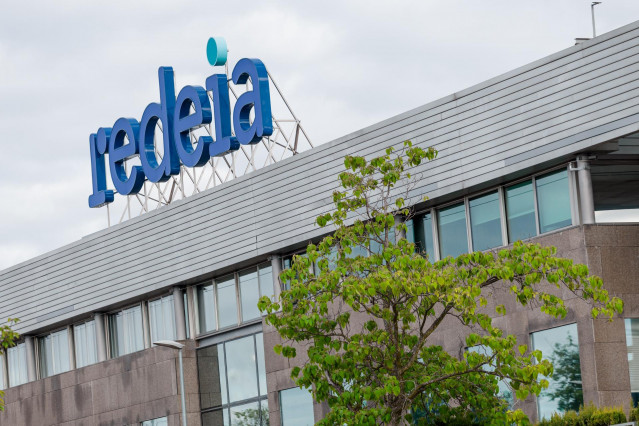 Archivo - Exterior de la sede de Redeia, a 3 de mayo de 2025, en Madrid (España). Redeia (Red Eléctrica Corporación), una empresa española que opera como gestor global de infraestructuras esenciales de electricidad y telecomunicaciones, tanto en España co