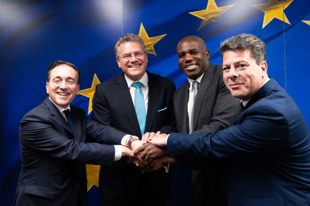 El ministro de Asuntos Exteriores, José Manuel Albares, celebra el acuerdo sobre Gibraltar con el comisario Maros Sefcovic, el ministro británico David Lammy y el ministro principal gibraltareño Fabian Picardo