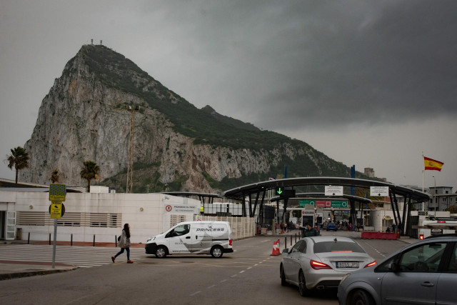 Archivo - Tránsito de coches y personas en la frontera de Gibraltar.