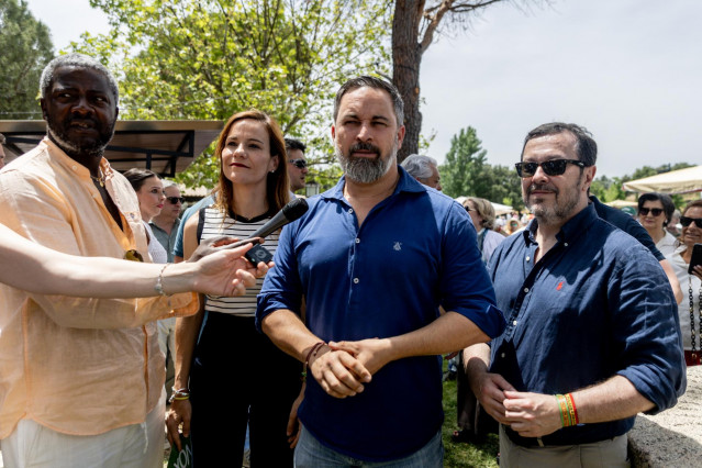 (I-D) La portavoz de Vox en la Asamblea de Madrid, Isabel Pérez Moñino, el presidente de Vox, Santiago Abascal, y el presidente de Vox en Madrid, José Antonio Fúster, atienden a los medios de comunicación antes de una comida con afiliados y simpatizantes