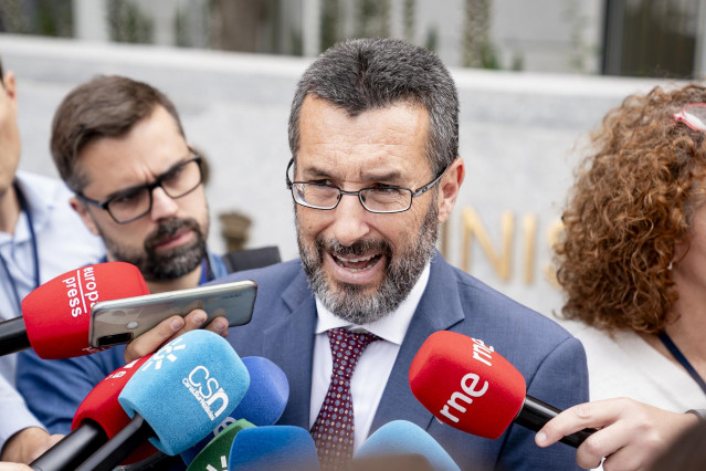 Archivo - El alcalde de La Línea de la Concepción, José Juan Franco, atiende a los medios de comunicación en Madrid en una imagen de archivo