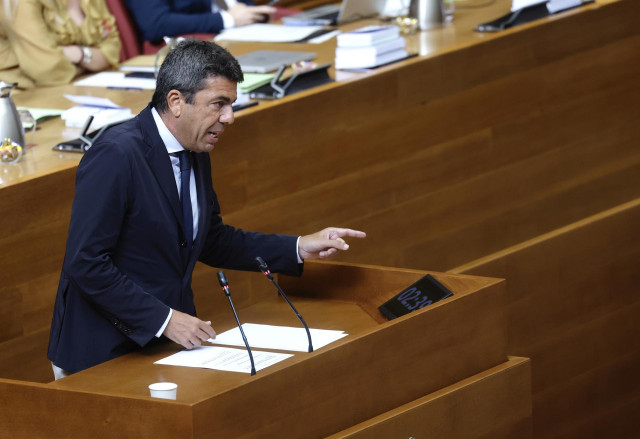 El 'president' Carlos Mazón en el pleno de Les Corts