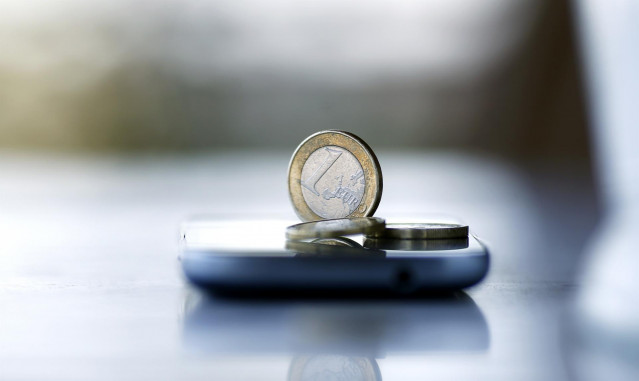 Archivo - Moneda de un euro.