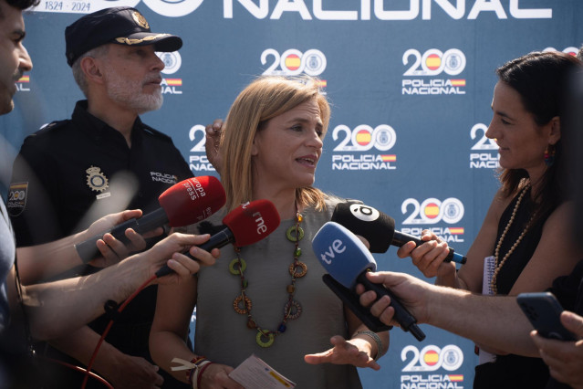 La delegada del Gobierno en la Comunitat Valenciana, Pilar Bernabé (C)