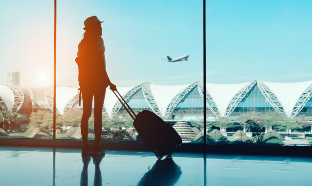 Una mujer en el aeropuerto.