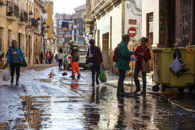 Archivo - Varias personas en una calle cubierta de barro, a 28 de noviembre de 2024, en Paiporta, Valencia (Comunidad Valenciana).