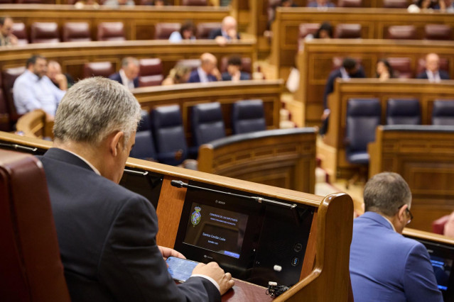 El secretario de Organización del PSOE, Santos Cerdán, durante una sesión plenaria en el Congreso de los Diputados, a 12 de junio de 2025, en Madrid (España). El secretario de Organización del PSOE aparece en unas grabaciones que se encuentran en poder de
